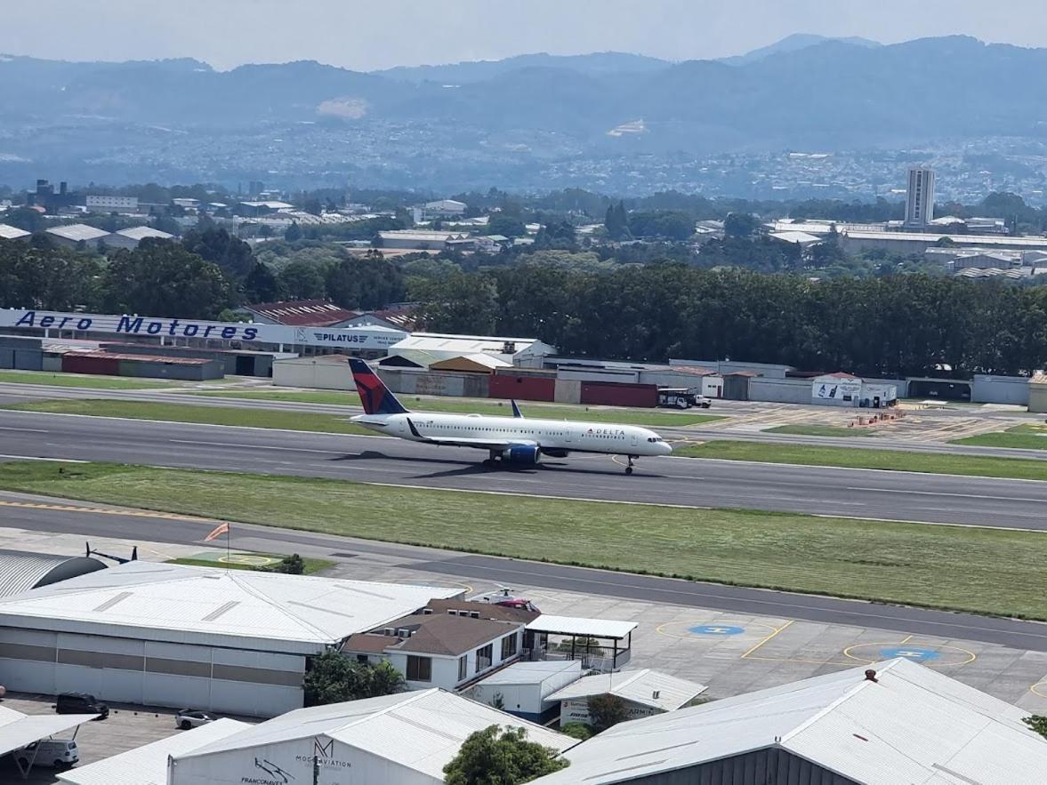 Amazing Volcano Views In Front Of Airport Guatemala City Exterior foto