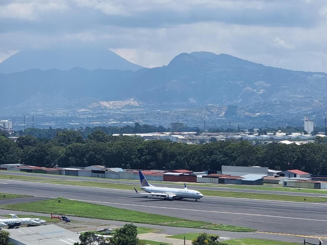Amazing Volcano Views In Front Of Airport Guatemala City Exterior foto