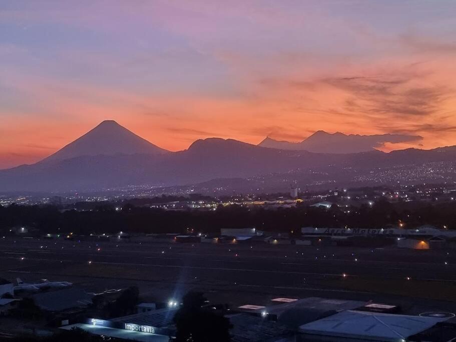 Amazing Volcano Views In Front Of Airport Guatemala City Exterior foto